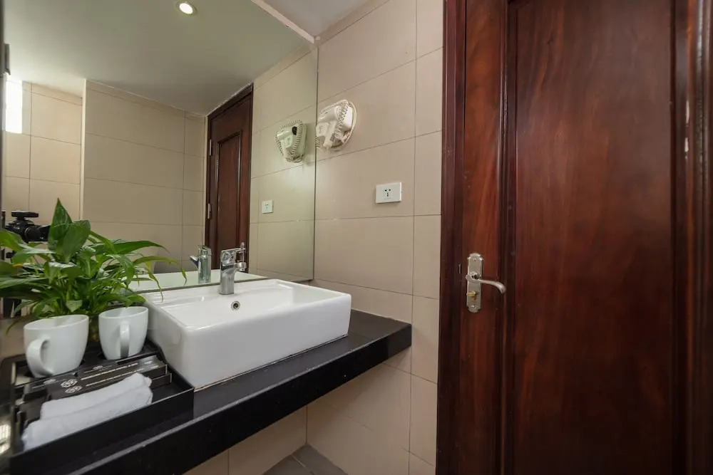 Madelise Adora Hotel & Travel