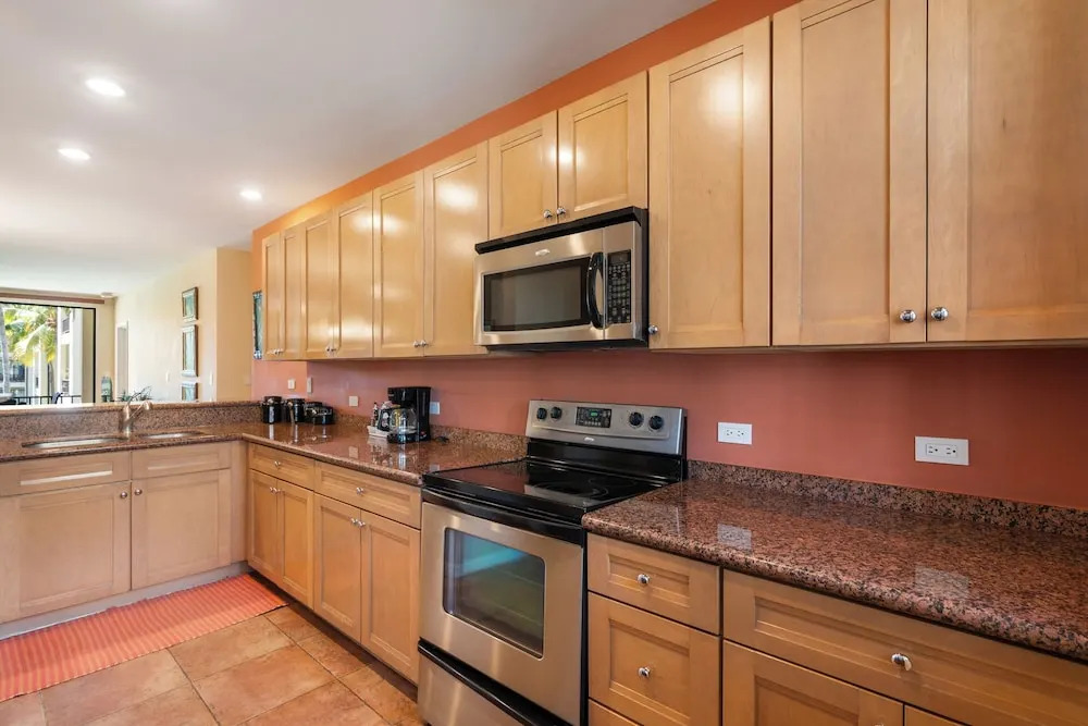 Luxe! Impressively designed 2nd-floor unit in Coco done in red and orange hues