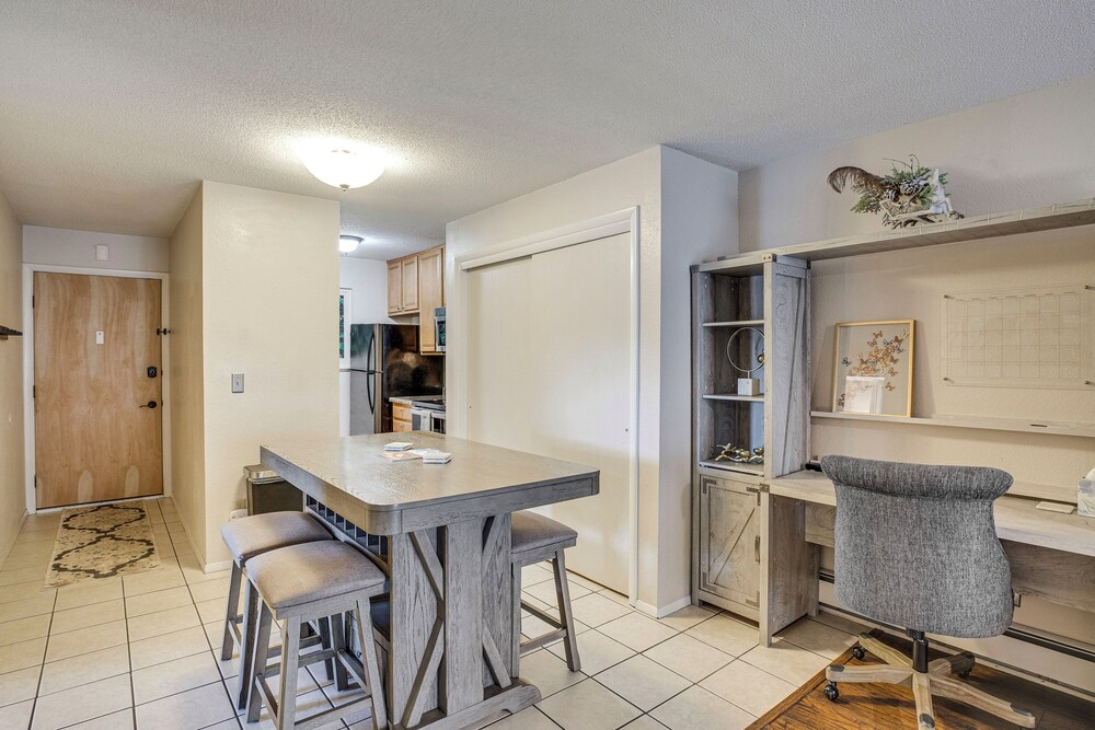 Grand Junction Condo: Balcony, Community Pool!