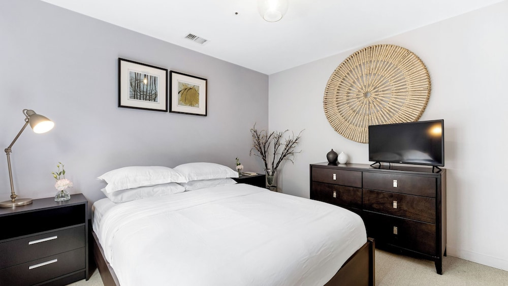Walk to Manhattan Beach Pier, Ocean Views, Balcony, & Peloton Casa Del Mar by Avantstay