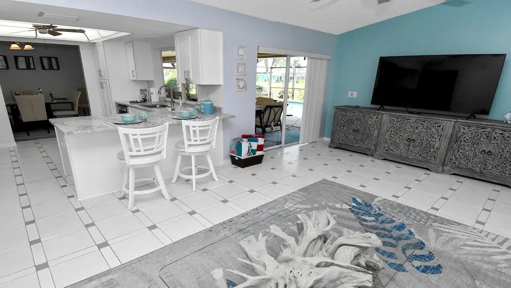Love Bird Canalfront Villa Lounge Terrace Heated Pool pet Friendly