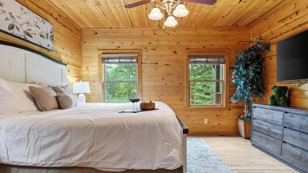 Majestic Springs Lodge by Avantstay Indoor Pool + Spa + Game Room Smoky Mtns