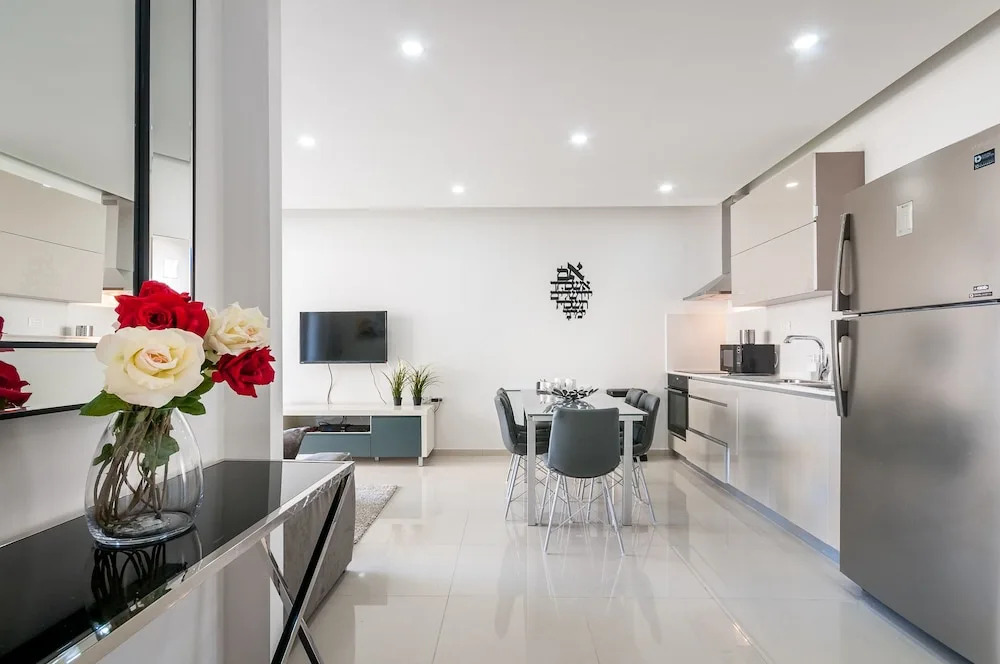 Best Location New Apt Full Amenities