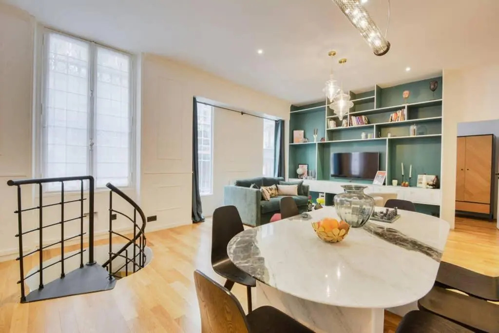 Amazing 10bed in the heart of le marais and suprises...