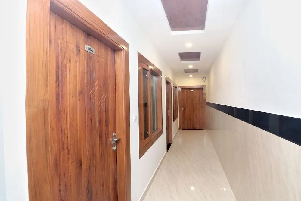 Oyo 18504 Hotel Safari