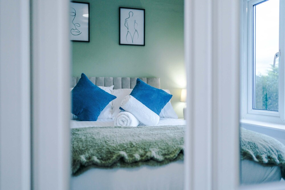 Comfy 4-bed Home Ideal for Workers Free Parking