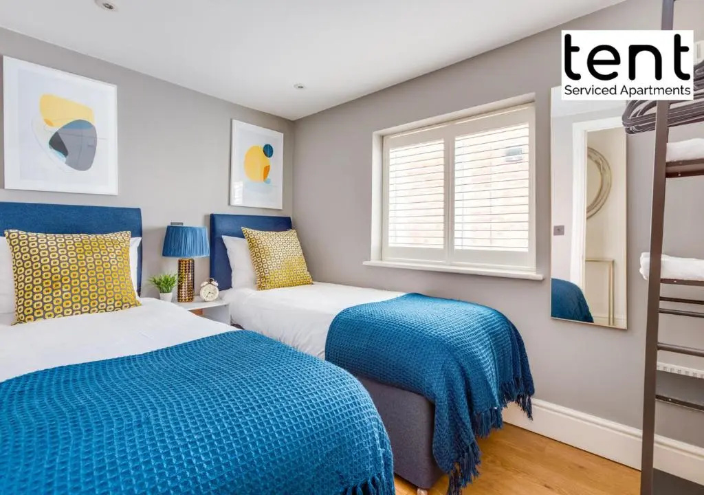 COZY 2 BED Apt Steps to town centre by Tent Serviced Apartments Egham with Free Parking and Wifi