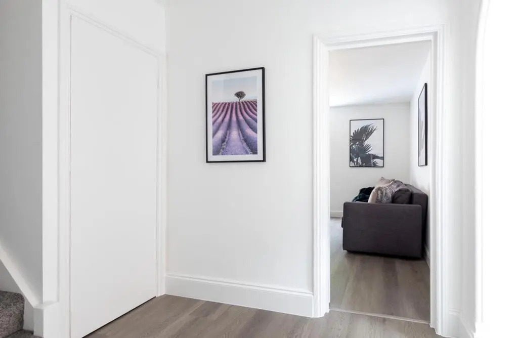 The White House Flat by Select SA