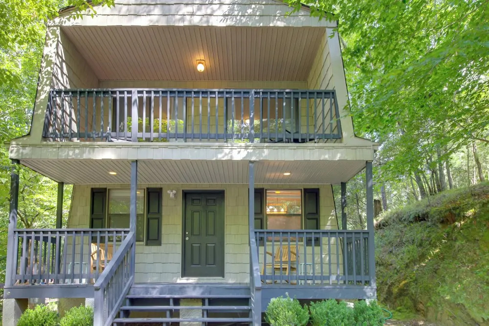 Pet-friendly Ellijay Cabin in the Woods on 1 Acre!