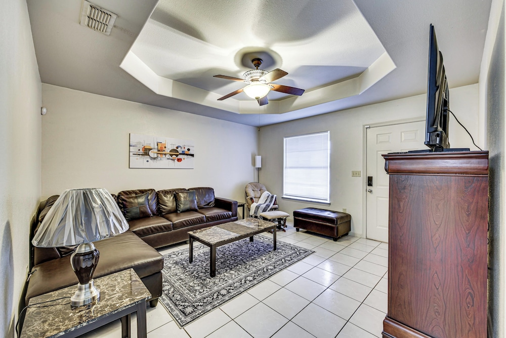 Hot Tub! Dog-friendly Gem 6 Mi to Dtwn Brownsville