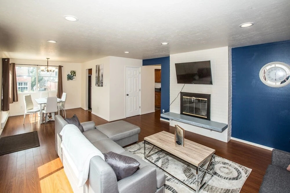 Sweet Seattle Retreat 3 Apts 7 Bd Sleeps 20!