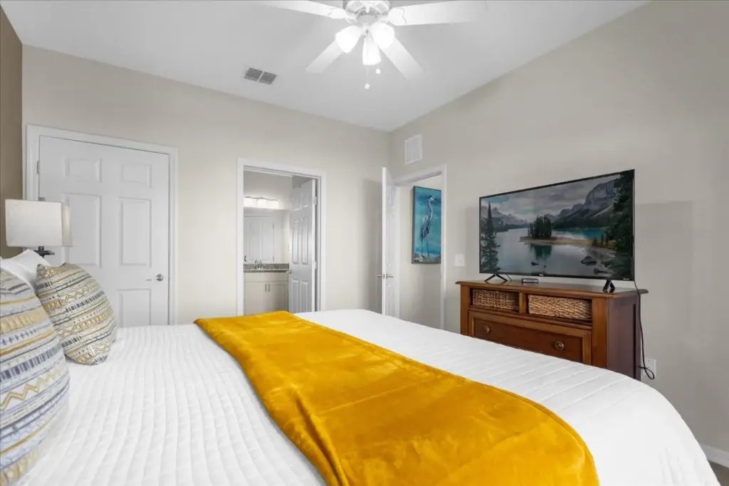 4 Bd 3 Ba Lucaya Village 13-108