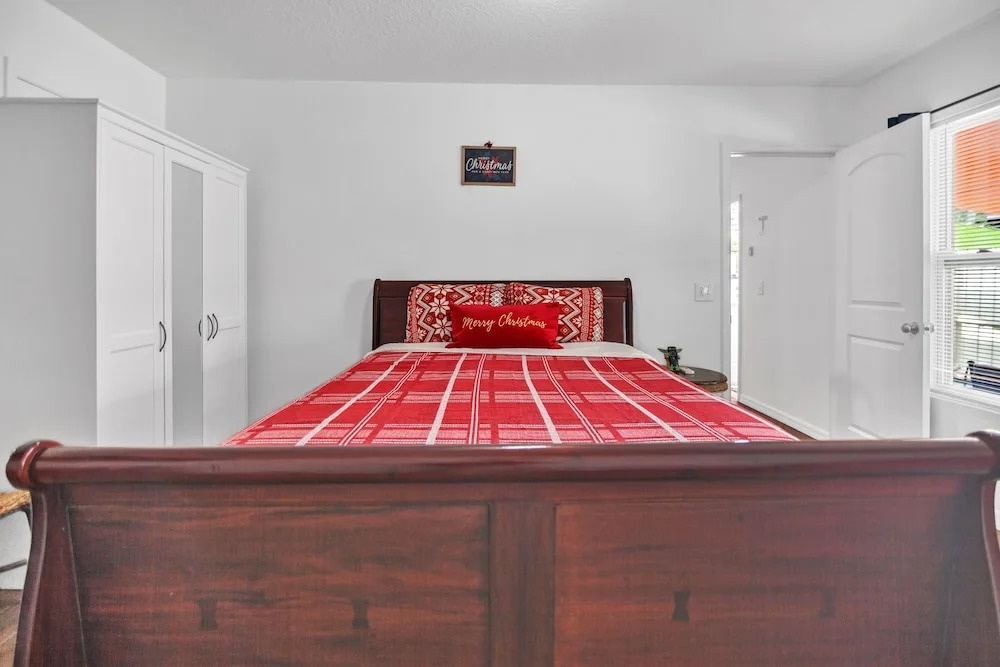 Tampa Tranquility - Chic Retreat 1 Bedroom Condo by Redawning