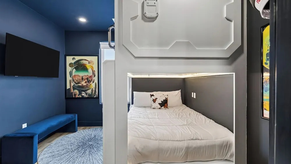Cosmic Cowboy by Avantstay Design-forward Condo + Near Broadway, Coffee Shops and Breweries