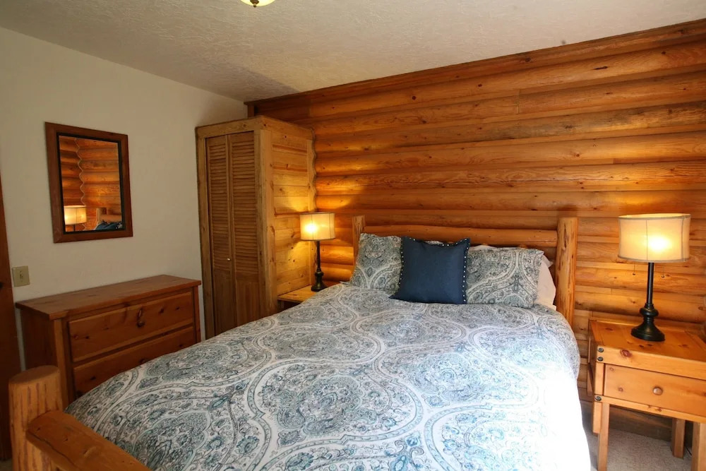 3 Blue Grouse 5 Bedroom Home by Redawning