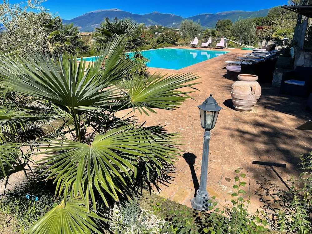 Apt 5 - Wondrous Infinity Pool, Extensive Grounds in Spoleto. Sleeps 4