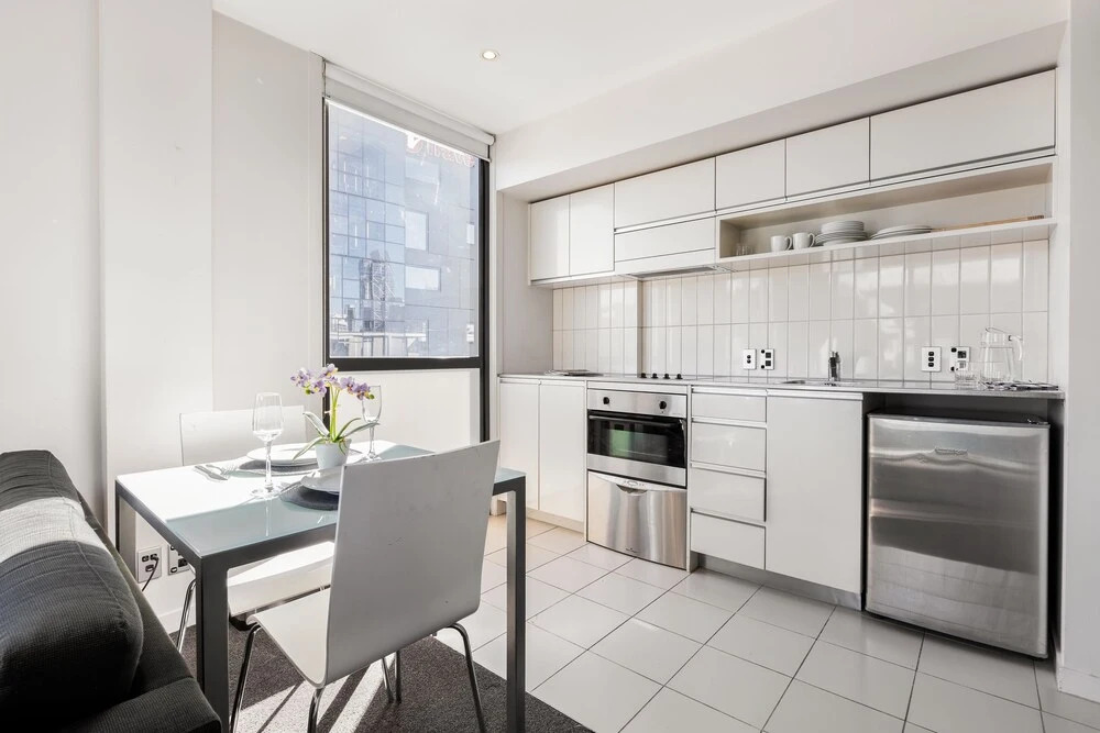QV Lovely 1 Bedroom w Parking 1069