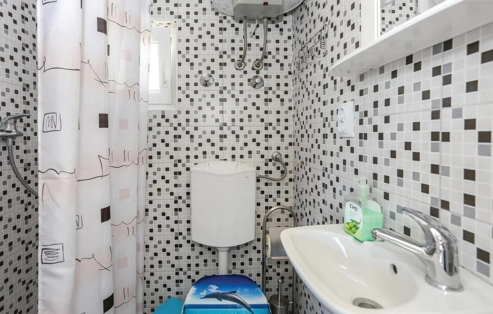 Stunning Home in Kastel Gomilica With Wifi and 2 Bedrooms