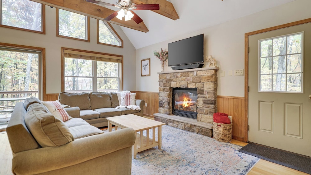Woodland Oasis by Avantstay Hot Tub, Firepit, Walk to Lake