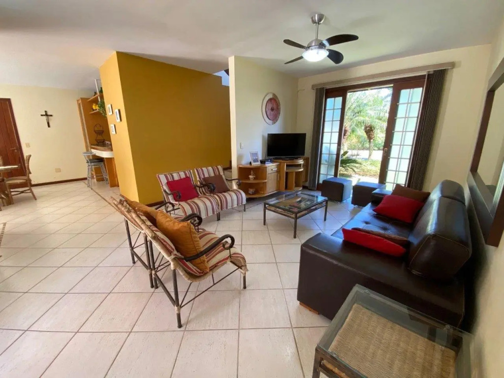 Casa 3 Dormitórios Jurere Internacional