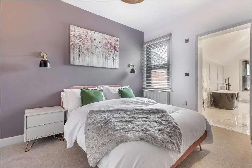 2 Bedroom House- Hereford City Centre with Parking