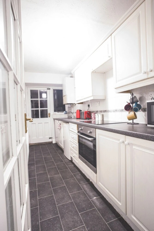Short Stay Bristol - Oakfield Apartment