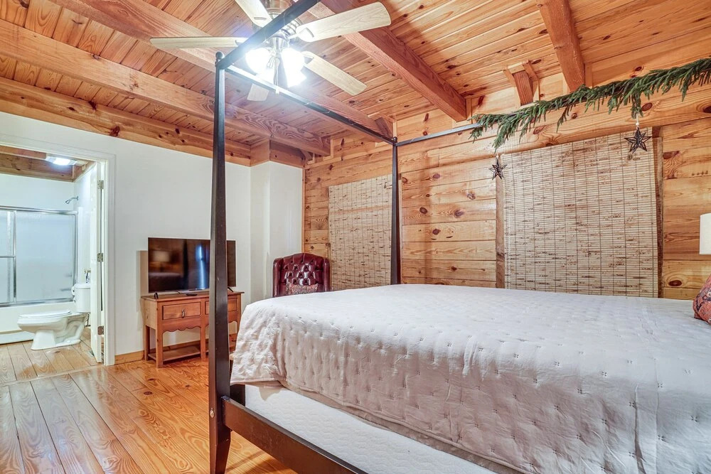 Spacious Log Cabin in Helen w/ Deck & Pool Access!