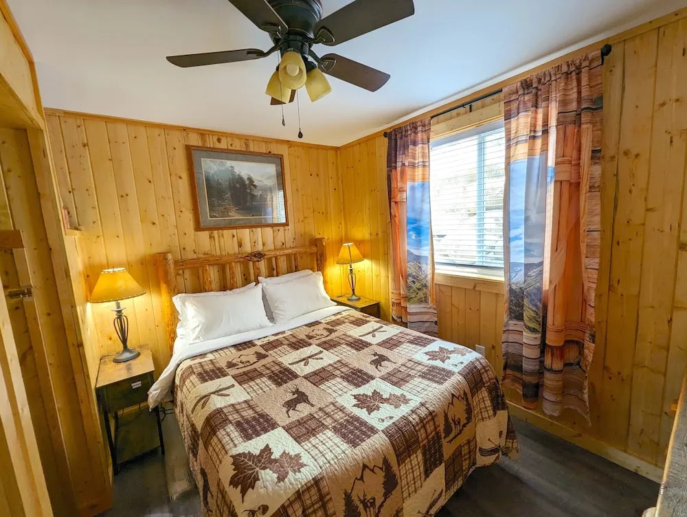 Yellowstones Treasure Cabins
