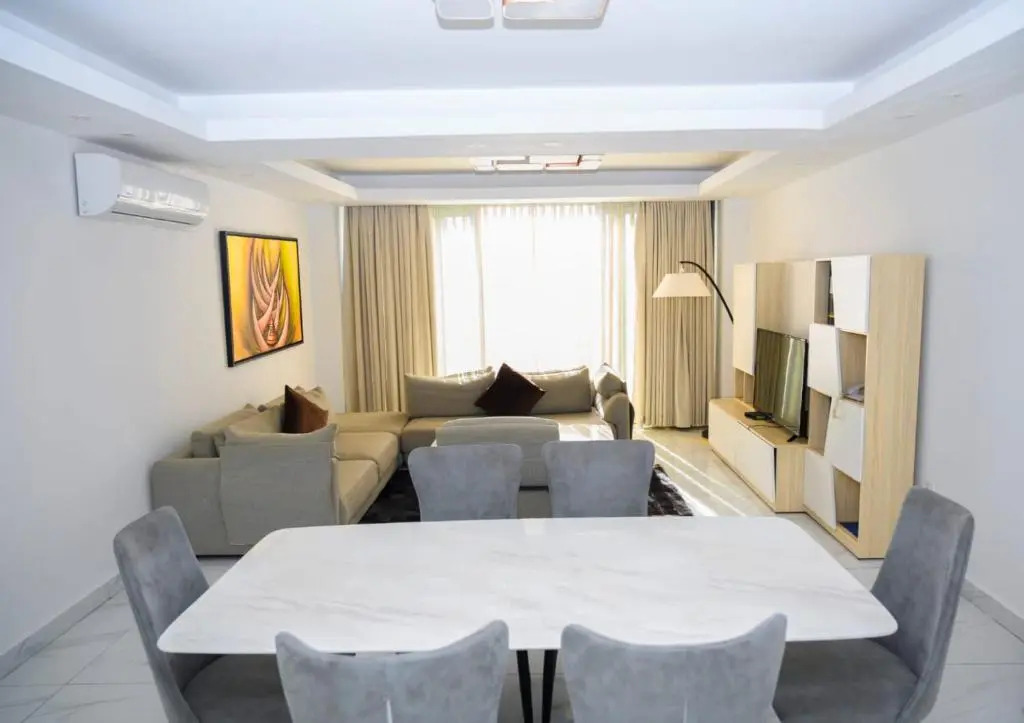 White Stone Apartments Nyarutarama