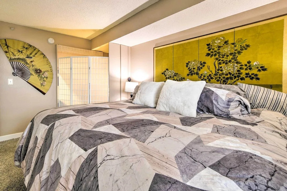 Condo w/ 2 Pools + Hot Tub in North Myrtle Beach!