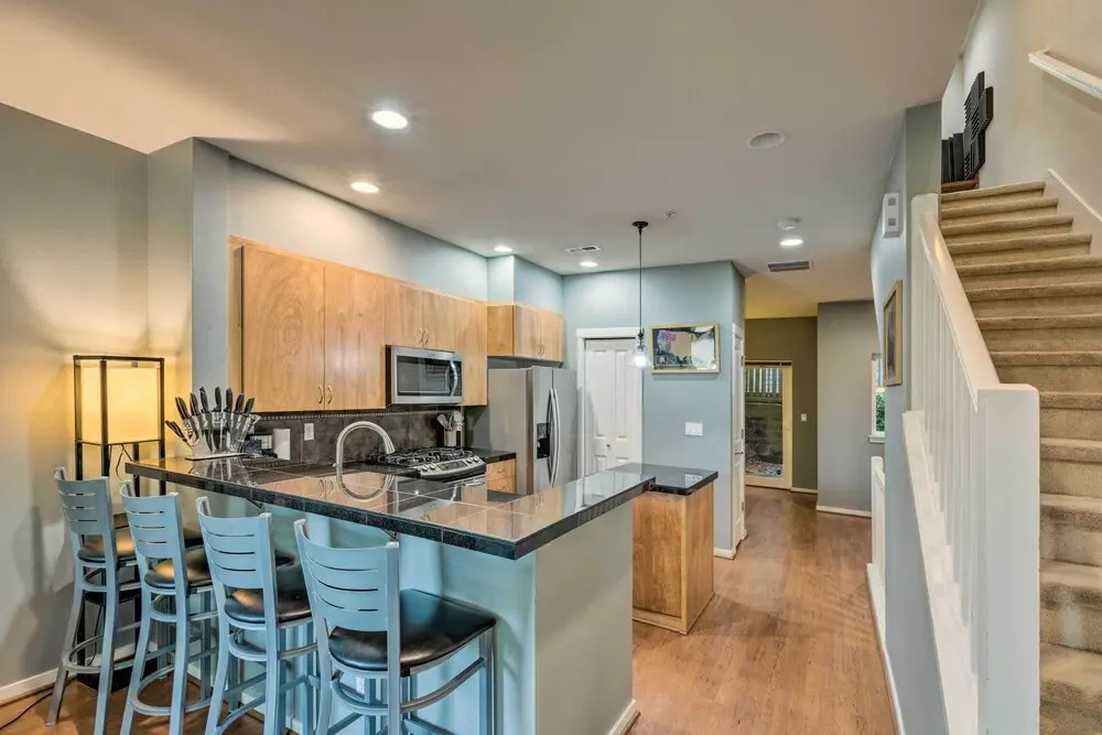 Walk to Local Shops & Eats! Quaint Issaquah Home