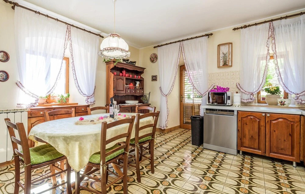 Stunning Home in Ika With 4 Bedrooms and Wifi