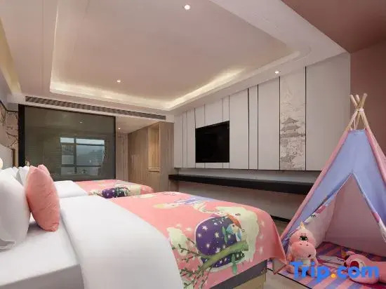 Mehood Ezzy · UrbanCultureHub Hotel (Liuyang River Scenic Bridge Branch)