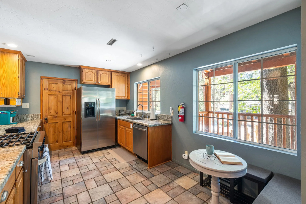 10 Mins to the Lake, Hot Tub & Game Room, Modern Cabin Bearpaw by Avantstay