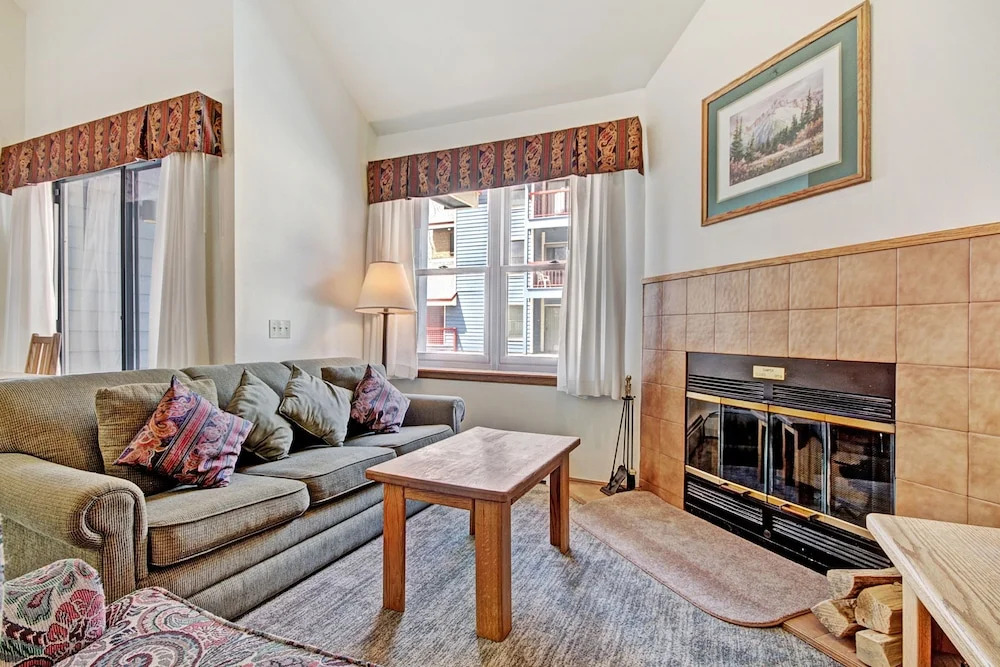 Ideal Locale Steps To Mountain & Main St- 1br+loft, Sleeps 6 1 Bedroom Condo by RedAwning