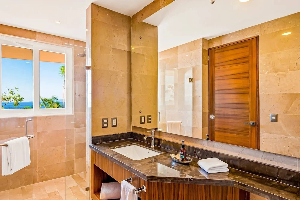 Luxurious 1st-floor Condo With Pool, Oceanfront Balcony & Water View