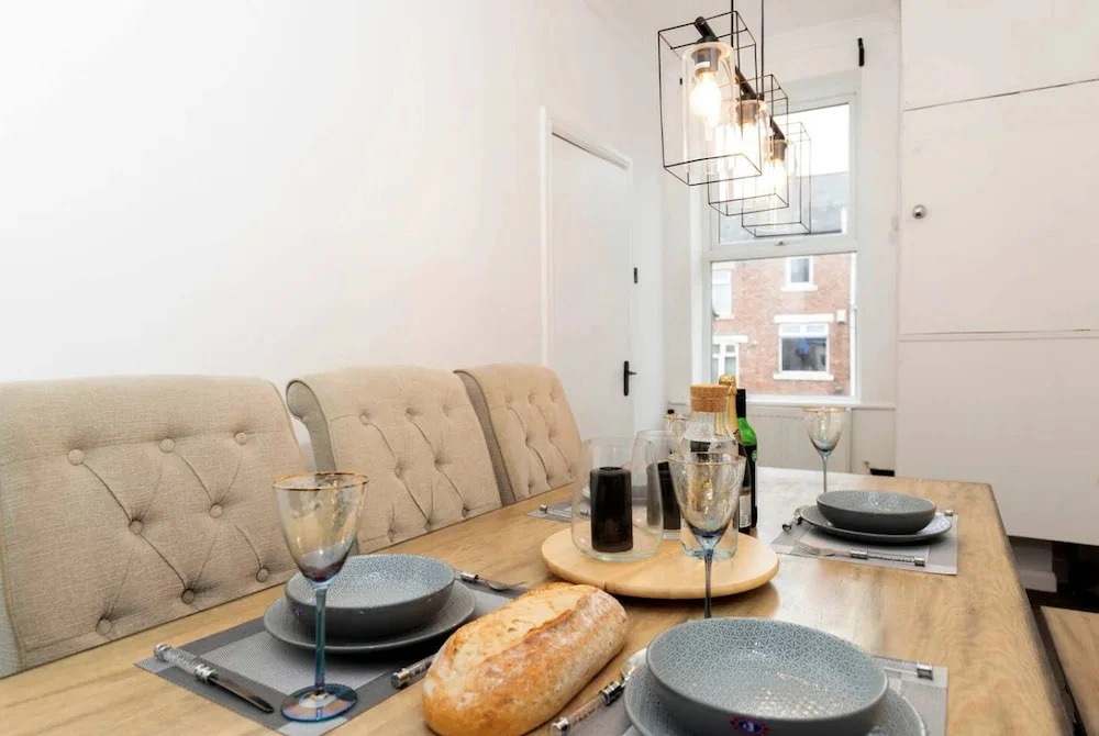 Spacious 4BR Home in Gateshead Sleeps 8 w Parking