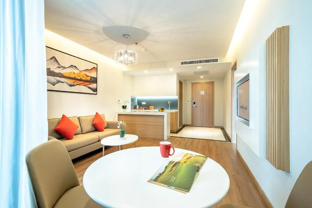 DeLaSea Ha Long Hotel - Modern Bayview Escape