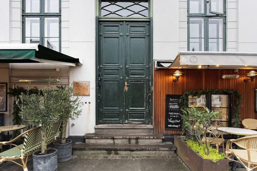 Square - Spacious 6-bdr Apt Near Nyhavn