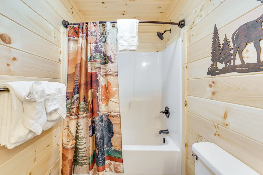 Paws in the Air: Hot Tub, Close to Area Attractions, Restaurants, & Shopping: 5 minutes from the Parkway