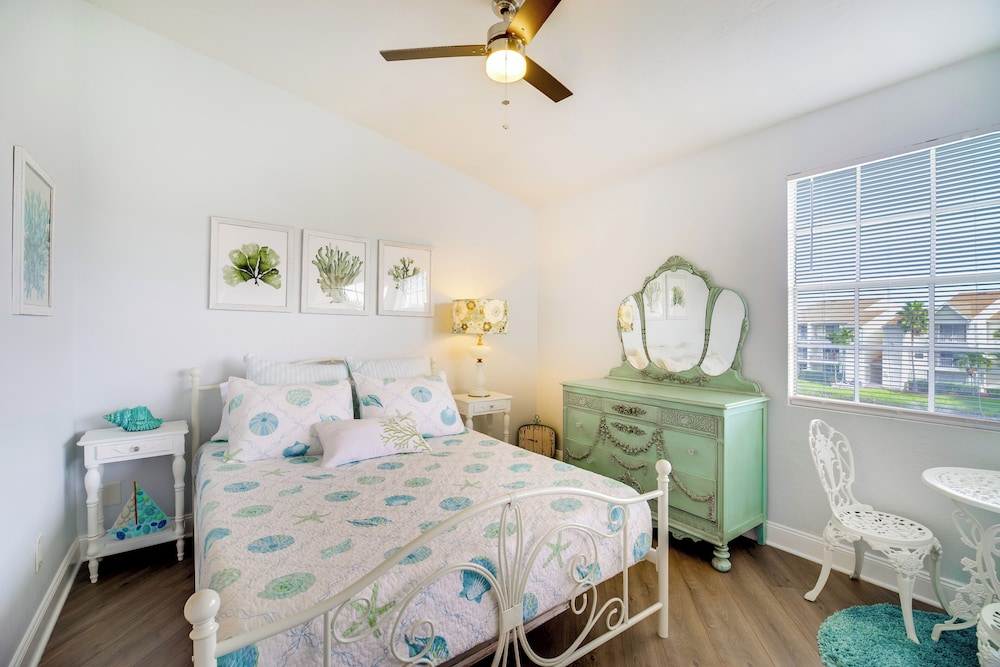 Walk to Canova Beach Park: Couple's Coastal Condo