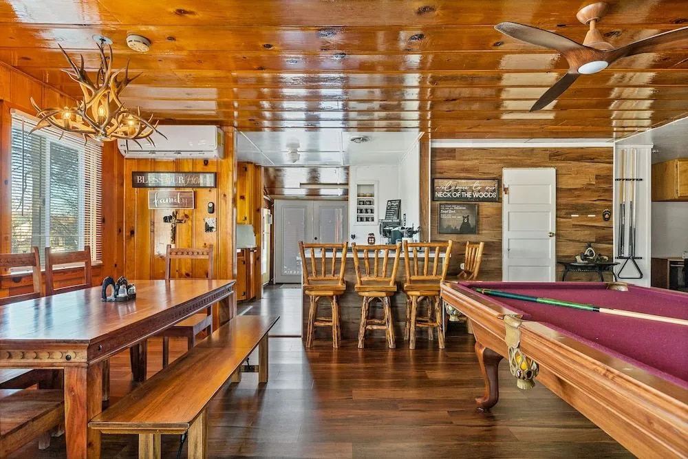 Cozy Bear Cottage - Walk to Lake & Village, Deck, Barbecue