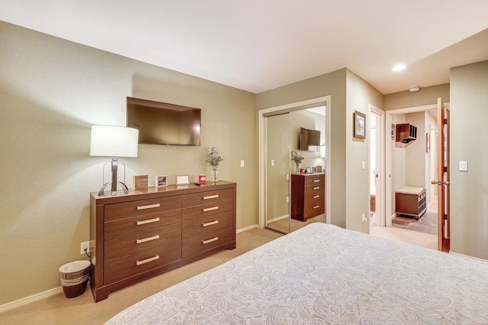 Lake Tahoe Corner Condo w/ Hot Tub, Beaches Nearby
