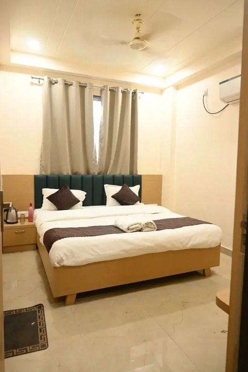 Hari Niwaas Guest House By VM Stays near Ghat and temple