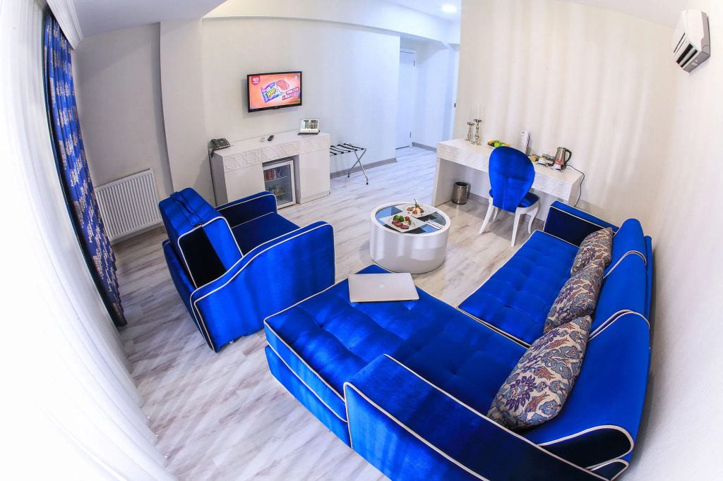 Demonti Hotel