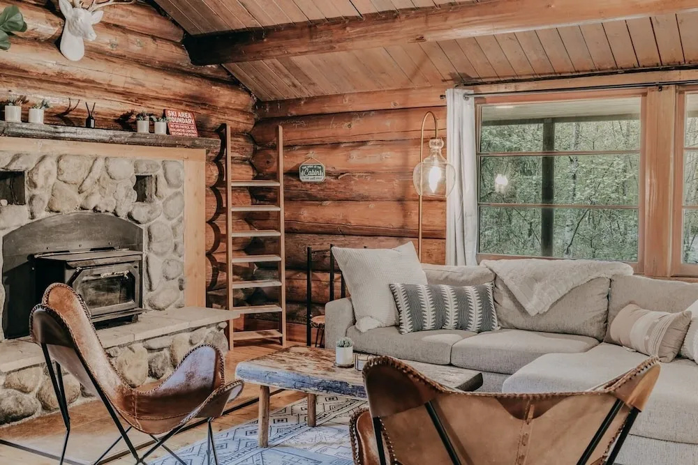 76gs - Genuine Log Cabin - Wifi - Pets Ok - Sleeps 4 2 Bedroom Home by RedAwning