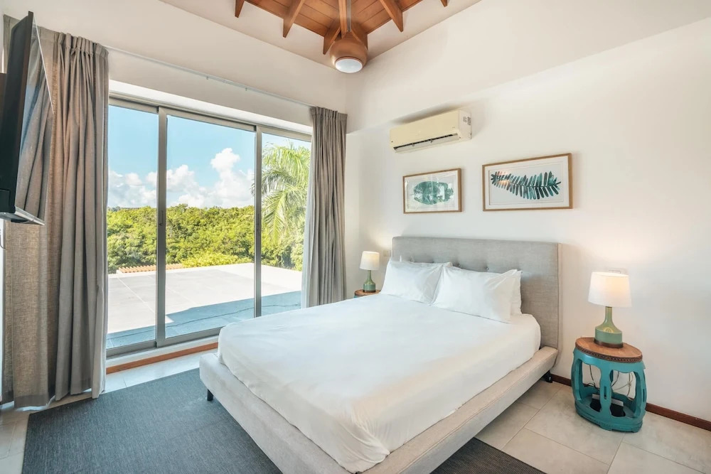 Luxury 6BR Villa w Pool Maid at Yarari, Punta Cana