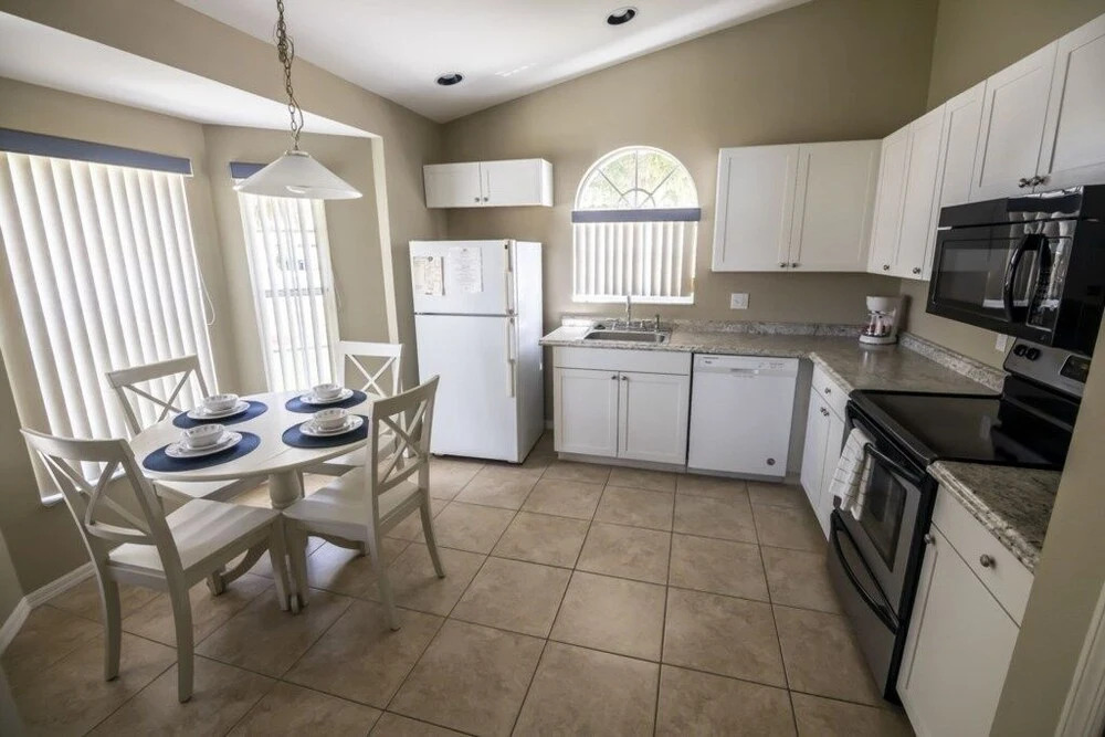 Nice "private" Pool Area! 4 Bedroom Home by RedAwning