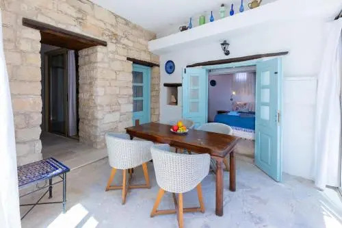 Archondia House - Holiday Apartments With Pool