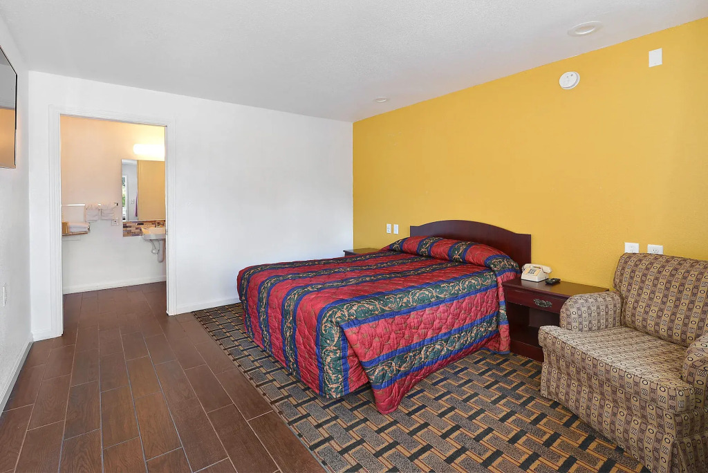 Budget Inn by 101 Bus from Downtown